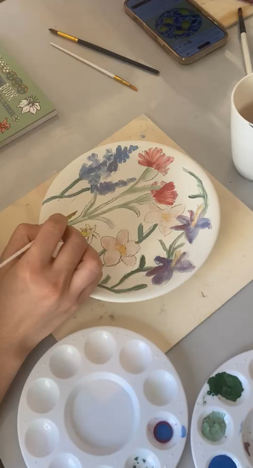 Decorazione su mattonella di ceramica a tema fiori